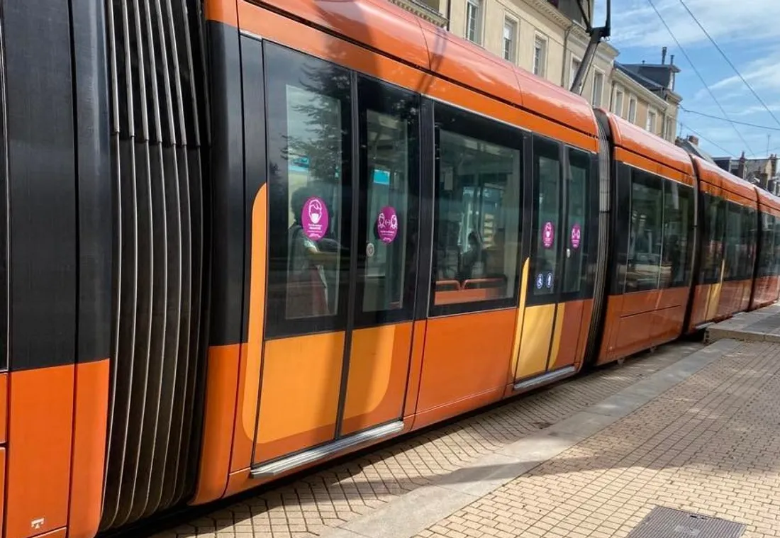 Au Mans, un tram monte la rue Gambetta